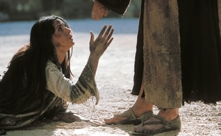 Cena da mulher pega em adultério, retratada no filme A Paixão de Cristo. (Foto: Reprodução)