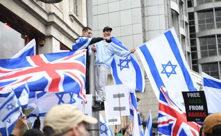 Jovens manifestantes pró-Israel em Londres. (Foto: PA Wire)