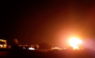 Explosão acima de edifícios no sul de Gaza, quando aviões israelenses atingiram um local do Hamas, em 17 de junho de 2021. (Foto: Reprodução)