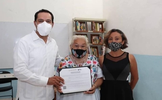 María Luisa recebeu o diploma pelo governador de Yucatán, no México. (Foto: Facebook/Maurício Vila Dosal)