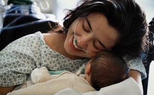 Após ser intubada e precisar da ECMO por duas vezes, Vitória abraçou o filho após 20 dias separados. (Foto: Andressa Cassetti)
