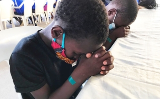 Crianças carentes têm sido impulsionadas pelo Centro de Acolhimento Ebenézer, em Moçambique. (Foto: Missão Mãos Estendidas)