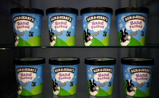 Potes de sorvete Ben & Jerry's, marca da Unilever, em sua loja em Londres. (Foto: Reuters/Hannah McKay)