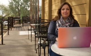 A web designer, Lorie Smith, proprietária da agência 303 Creative enfrenta uma batalha judicial por se recusar a criar sites para casamentos gays. (Foto: Alliance Defending Freedom)