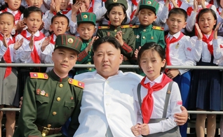 Crianças ao lado de Kim Jong-un na Coreia do Norte. (Foto: KCNA via Reuters)