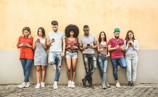 A maioria dos jovens está desengajada com a Bíblia. (Foto: iStock)