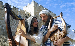 Micah Harari e sua esposa, Shoshana, fabricam harpas desde a década de 80. (Foto: King David Harps Jerusalem)