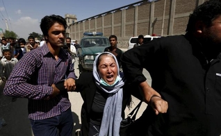 Mulher em desespero à procura de parentes no local de um ataque em Cabul em 2015. (Foto: Reuters/Mohammad Ismail)