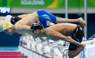 O para-nadador Ernie Gawilan ganhou 3 medalhas de ouro nos Jogos Asiáticos de 2018. (Foto: Simon Bruty para OIS/IOC via AFP)