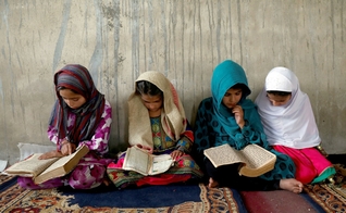 Meninas afegãs durante leitura em escola de Cabul, Afeganistão. (Foto: Mohammad Ismail/Reuters)