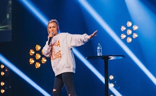 Sadie Huff ministrou na LO Sister Conference, em Louisiana. (Foto: Reprodução/Instagram).