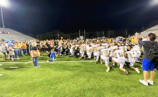 Jogadores de futebol conduzem pais e torcedores em oração após jogo no Condado de Putnam, nos EUA. (Foto: Bob Vick)