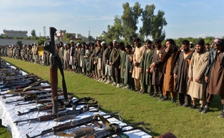 Membros do Estado Islâmico (EI) em Jalalabad, no Afeganistão, em foto tirada em 2019. (Foto: AFP)