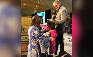 Rita DuBose (à esq.) e seu marido oram por Cassie Fawns durante culto. (Foto: AG News)
