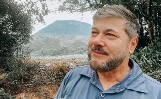 Pastor Joel Engel compartilha sua história. (Foto: Ministério Engel)