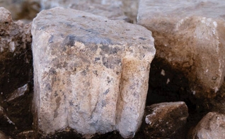 Pernas de um deus cananeu em um templo de Judá. (Foto: David Rafael Moulis)