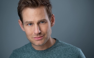 Ator Chad Kimball diz que foi demitido por opinião religiosa. (Foto: Facebook/Chad Kimball/Matt Simpkins Photography)