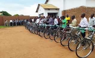 Pastores africanos receberam doações de bicicletas. (Foto: Marcos Corrêa/Portal Guiame)