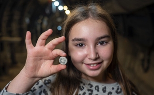 Liel Krutokop, de 11 anos, com a moeda que encontrou. (Foto: Yaniv Berman/Cidade de Davi e Autoridade de Antiguidades de Israel)