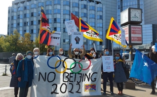 Protesto contra o genocídio do povo uigur na China. (Foto: Facebook/World Uyghur Congress).