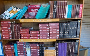 Prateleira com Bíblias permaneceu de pé em livraria. (Foto: Leisha Doran via Charisma News)