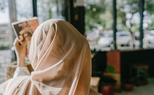 Imagem ilustrativa de jovem muçulmana. (Foto: Umar ben/Unsplash)