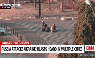 Pessoas se ajoelham para orar em Kharkiv, na Ucrânia. (Foto: CNN/Reprodução)