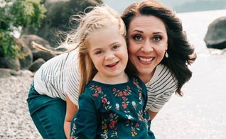 A congressista Jaime Herrera e sua filha, Abigail. (Foto: Facebook/Jaime Herrera Beutler)