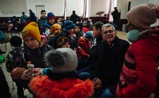 Crianças órfãs em Lviv, na Ucrânia, enquanto aguardam o trem para Varsóvia. (Foto: Elias Dantas)