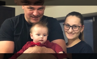 O pastor Hennadiy Mokhnenko com o neto no colo e a filha, Vika. (Foto: Hennadiy Mokhnenko/Facebook)