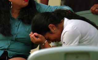 Famílias foram consoladas por cristãos no local do tiroteio. (Foto: Reprodução/NBC News)