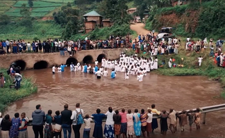 232 pessoas foram batizadas em Rubuguri. (Foto: Reprodução/Alfa Omega News)