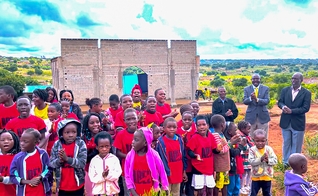 Crianças atendidas pelo Projeto Abel em frente à igreja. (Foto: Guiame/Marcos Corrêa)