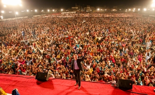 No Paquistão, o evangelista levou milhares a Jesus. (Foto: Evangelist Chris Mikkelson/Facebook)