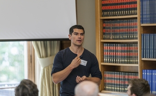 Pesquisador Luke Kemp, principal autor do estudo. (Foto: CSER/Cambridge University)