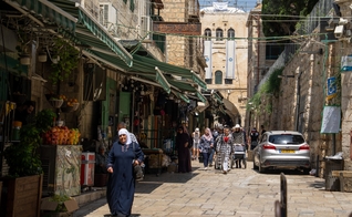 População em Jerusalém. (Foto: mana5280/Unsplash)