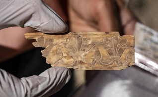 Fragmento de marfim descoberto em Jerusalém. (Foto: Yaniv Berman/Autoridade de Antiguidades de Israel)