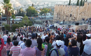 Cristãos orando em Jerusalém. (Foto: Captura de tela/YouTube/JHOPFAN)