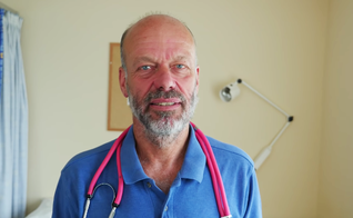 Dr. Richard Scott é alvo de investigações por orar por pacientes. (Foto: Christian Concern)