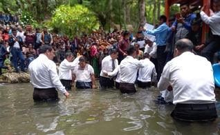 Milhares participaram de batismo em massa. (Foto: Iglesia del Nazareno Región Mesoamérica)
