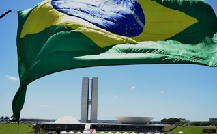 Bandeira hasteada no gramado do Congresso Nacional. (Foto: Marcello Casal Jr./Agência Brasil)
