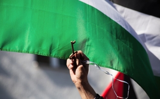 Bandeira e chave palestina. (Foto: Montecruz Foto/Wikimedia Commons)
