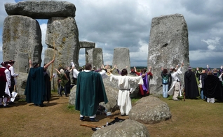 Celebração do solstício de verão em Stonehenge. (Foto: Chris Gunns/Wikimedia Commons