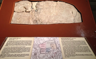 Inscrição com realizações do rei Ezequias. (Foto: Museu Arqueológico de Istambul)