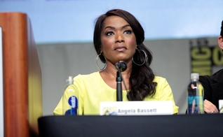 Primeira vez a receber o prêmio de Melhor Atriz Coadjuvante em um filme da Marvel. (Foto: Flickr/Gage Skidmore)