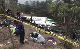 Registro do avião após a queda próximo ao local de pouso. (Foto:Reprodução/TV Globo)