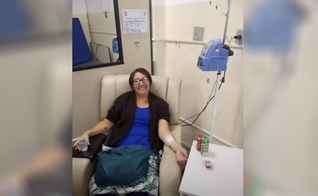 Carmem Verônica em uma das sessões de quimioterapia. (Foto: Aline Gonçalves/Guiame)