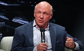 Dan Cathy durante palestra em igreja nos EUA. (Foto: YouTube/Passion City Church)