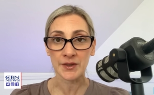 Jenn Nizza, ex-médium em entrevista ao podcast da CBN News. (Foto: Reprodução/ Youtube/CBN News) 