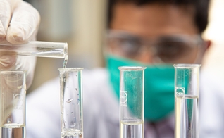Imagem ilustrativa de cientista em sua área de atuação. (Foto: Unsplash/Talha Hassan)